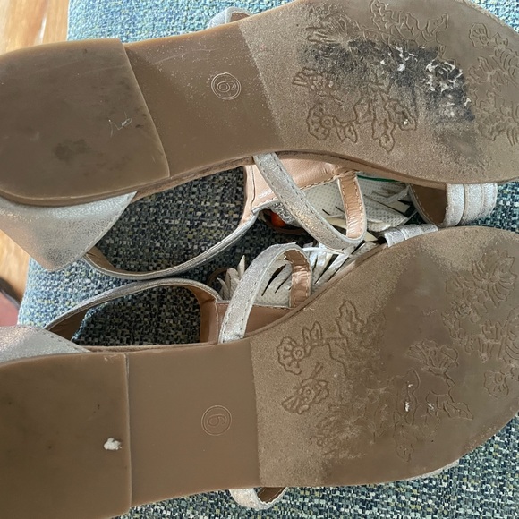 Flat sandals with Right right now zipper in the back - Picture 7 of 7